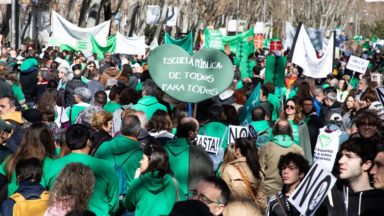 Decenas de personas durante una manifestación por la educación pública, a 23 de febrero de 2025, en Madrid