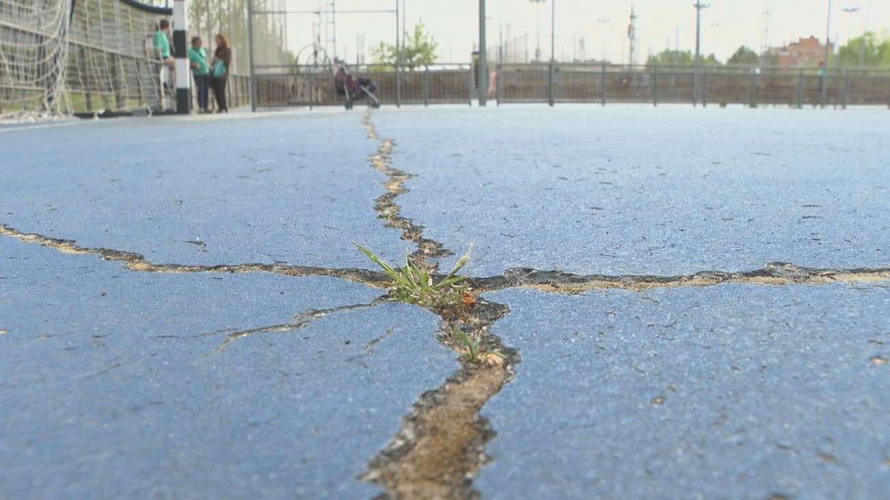 Denuncian el abandono de las pistas de fútbol sala de Valdelasfuentes, en Alcobendas