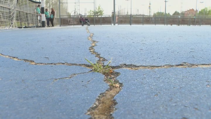Denuncian el abandono de las pistas de fútbol sala de Valdelasfuentes, en Alcobendas