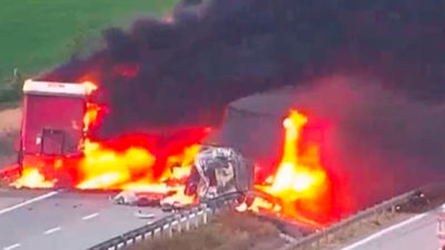 Cortada la A-3 en sentido Madrid tras el choque e incendio de dos camiones en Cuenca