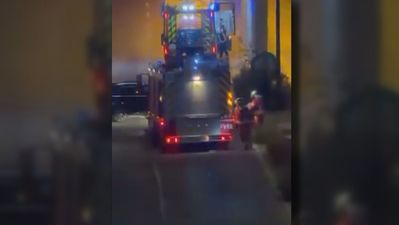 Espectacular accidente en Leganés: un coche cae más de cuatro metros en una rotonda y acaba dentro de un túnel