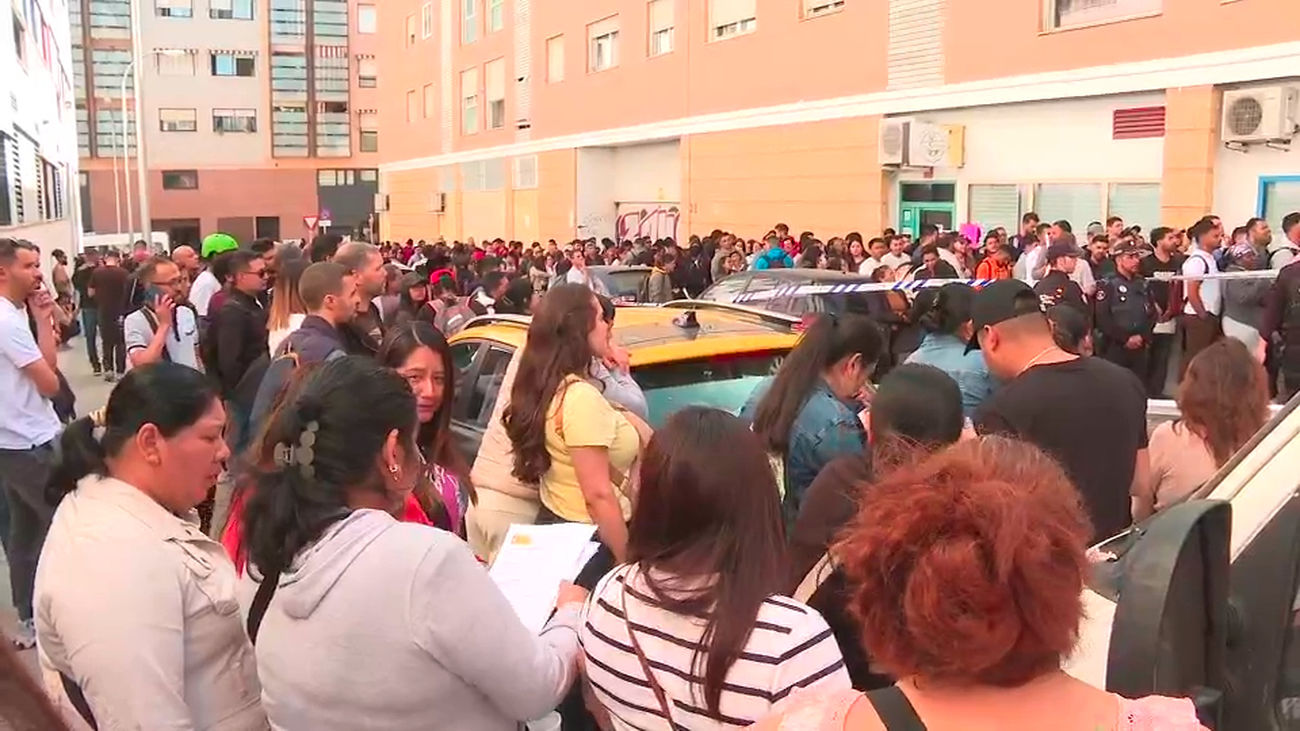 La regularización masiva de inmigrantes colapsa oficinas administrativas y municipales