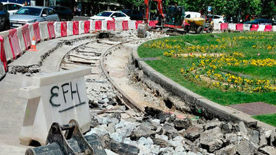 Las obras del futuro bulevar Alcalá-Cibeles descubren restos del tranvía que rodeaba la Puerta de Alcalá