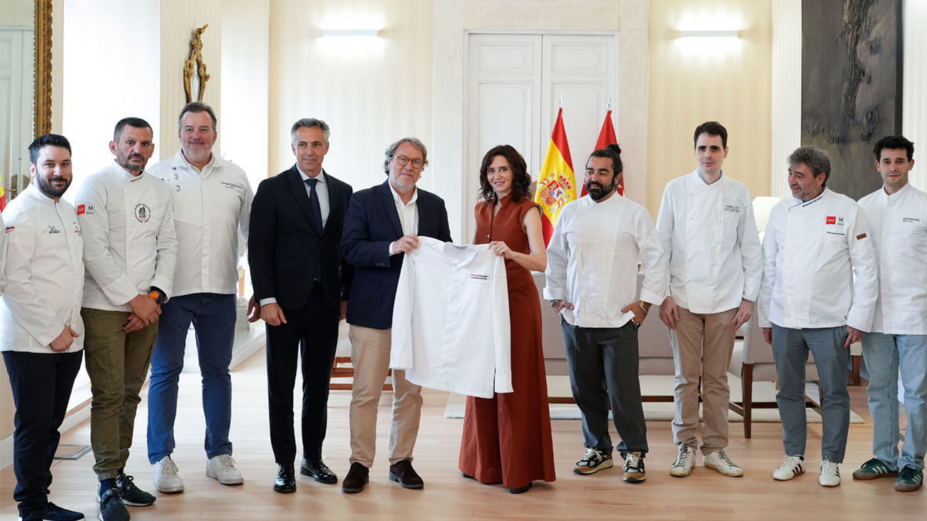 Ayuso se reúne con los cocineros, reposteros y sumilleres de la región premiados en Madrid Fusión