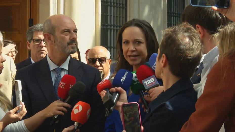 María Corina Machado es recibida en el Senado por su presidente Pedro Rollán