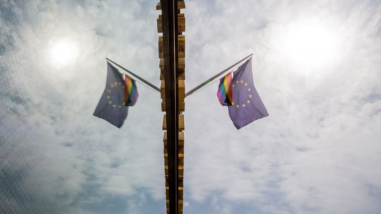 Banderas de la Unión Europea y del colectivo LGTBI+