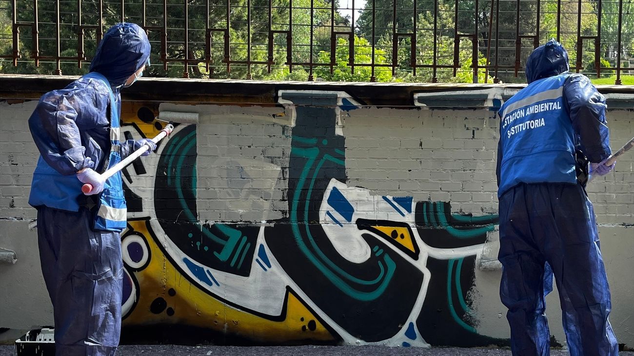 Madrid transforma las multas por grafitis en limpieza: 70 sancionados borran 6.000 m² y las pintadas caen un 26%