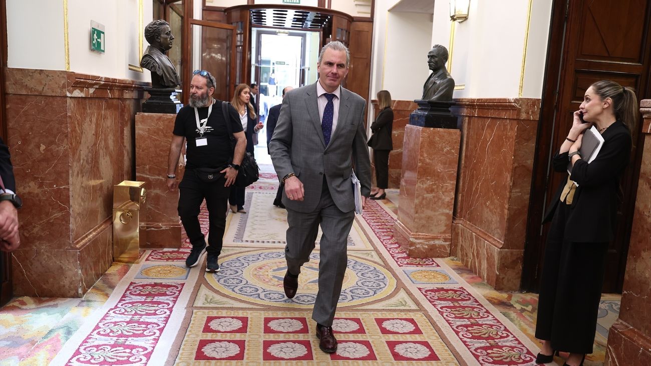 El diputado de Vox Javier Orega Smith, llega a una sesión plenaria en el Congreso de los Diputados