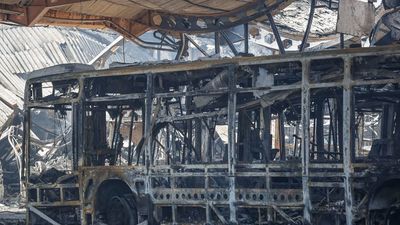 Un voraz incendio arrasa en Burgos la mitad de sus autobuses urbanos