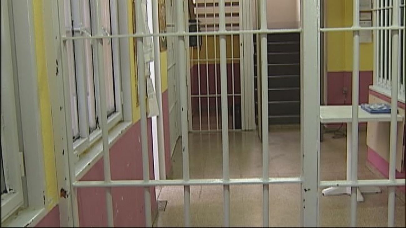 Funcionarios de prisiones y policías alertan de que el Gobierno permite la regularización de presos preventivos