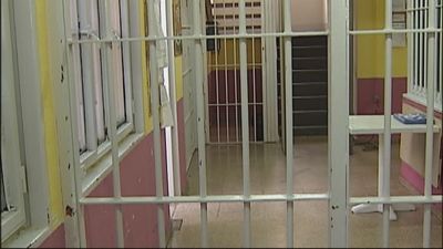 Funcionarios de prisiones y policías alertan de que el Gobierno permite la regularización de presos preventivos