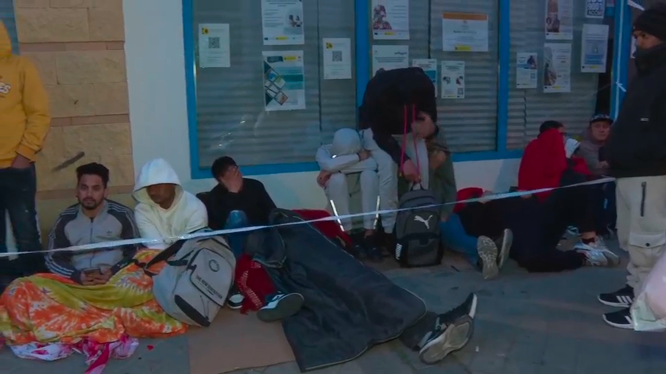 Decenas de  inmigrantes pasan la noche a la puertas de una ong en La Ventilla para conseguir el certificado de vulnerabilidad