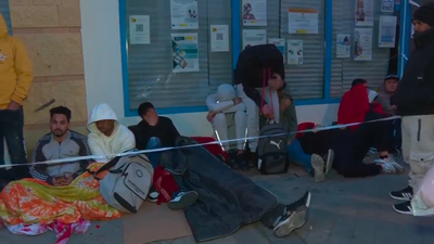 Decenas de  inmigrantes pasan la noche a la puertas de una ong en La Ventilla para conseguir el certificado de vulnerabilidad