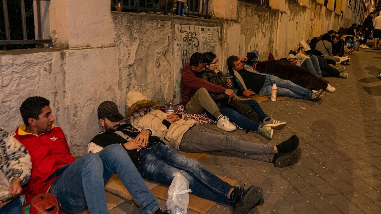Colas nocturnas en Madrid para lograr la regularización: decenas de inmigrantes duermen ante las oficinas municipales