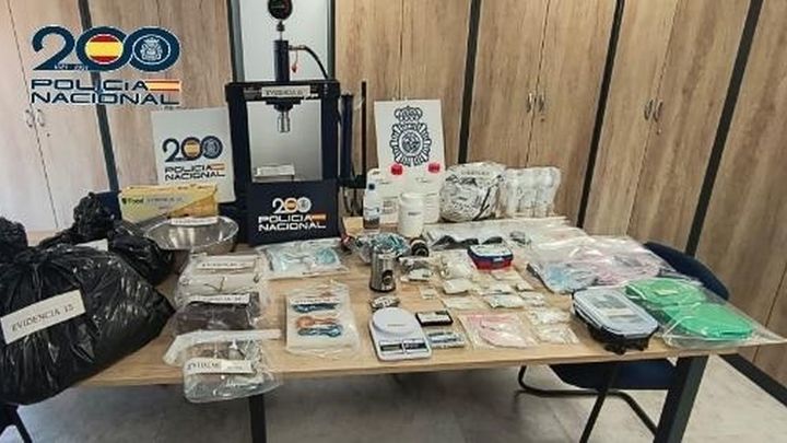 Material incautado al hombre que trató de huir de la Policía en patinete en Carabanchel