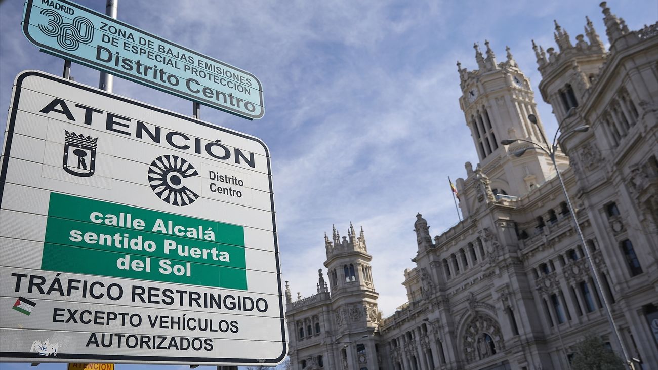 Cartel de Zona de Bajas Emisiones en la Plaza de Cibeles