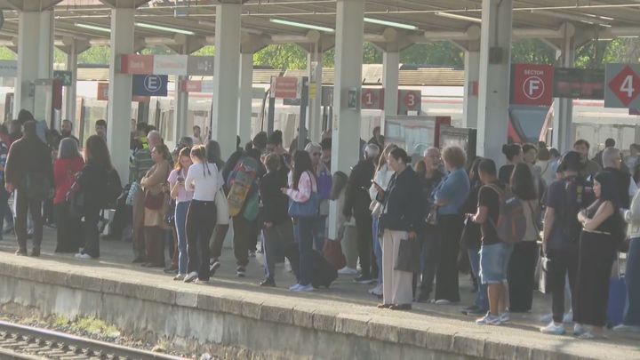 Anden lleno de gente esperando su tren de Cercanías