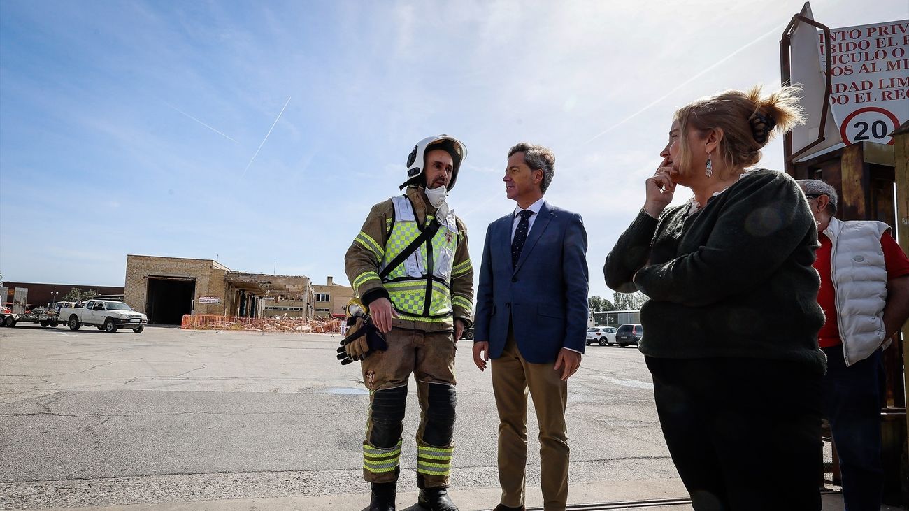 La alcaldesa de Burgos, Cristina Ayala visita las cocheras municipales tras la extinción de un incendio en Burgos