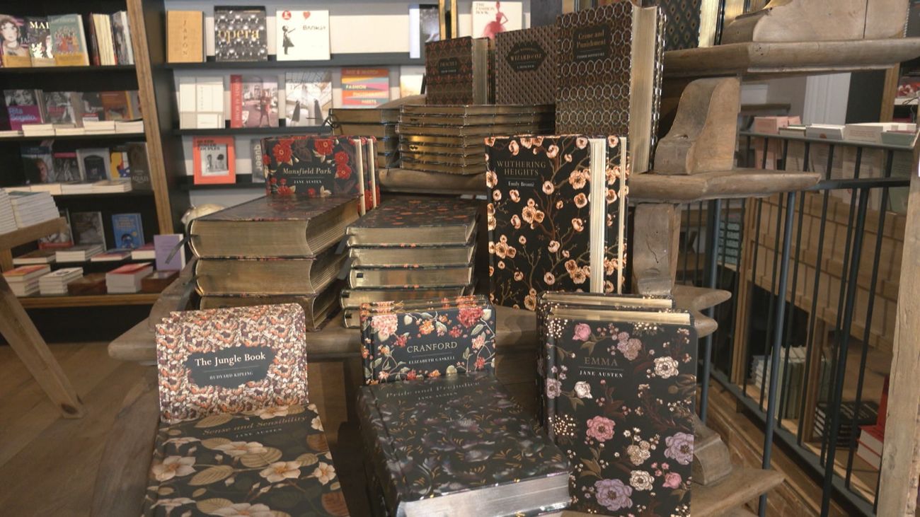 Tarots, sobres sorpresa y una lectura de 12 horas en un escaparate: Madrid se prepara para el Día del Libro