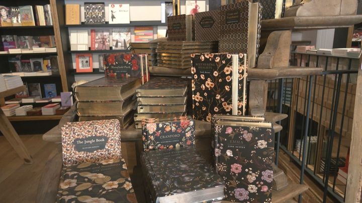 Tarots, sobres sorpresa y una lectura de 12 horas en un escaparate: Madrid se prepara para el Día del Libro