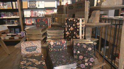 Tarots, sobres sorpresa y una lectura de 12 horas en un escaparate: Madrid se prepara para el Día del Libro