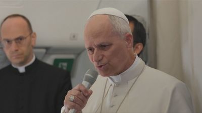 León XIV dice que a los migrantes "hay que tratarlos como seres humanos, no peor que a las mascotas"