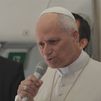 León XIV dice que a los migrantes "hay que tratarlos como seres humanos, no peor que a las mascotas"