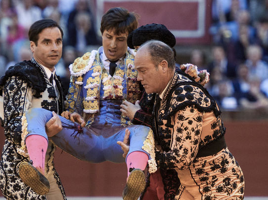 Roca Rey es sacado de la Plaza de Toros de La Maestranza / EFE