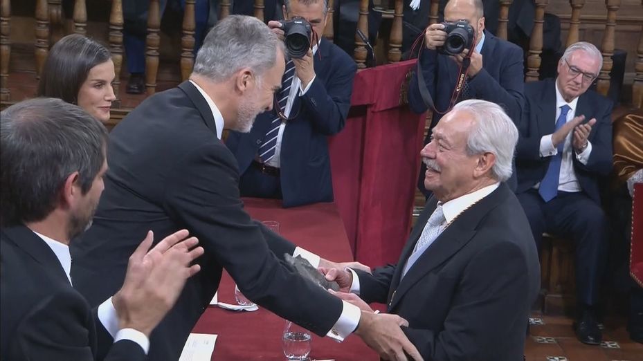 Los Reyes entregan el Premio Cervantes 2025 al mexicano Gonzalo Celorio