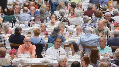 Moralzarzal celebra a sus mayores con una comida, actuación y reconocimiento a los 50 años de matrimonio