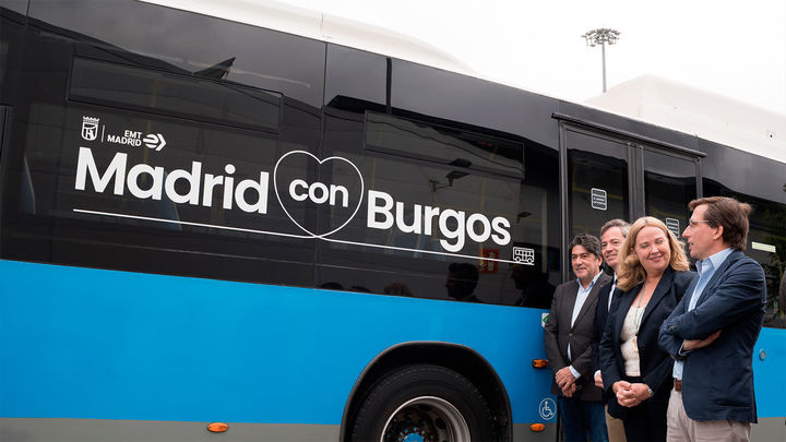 La alcaldesa de Burgos y el alcalde Madrid ante uno de los vehículos cedidos