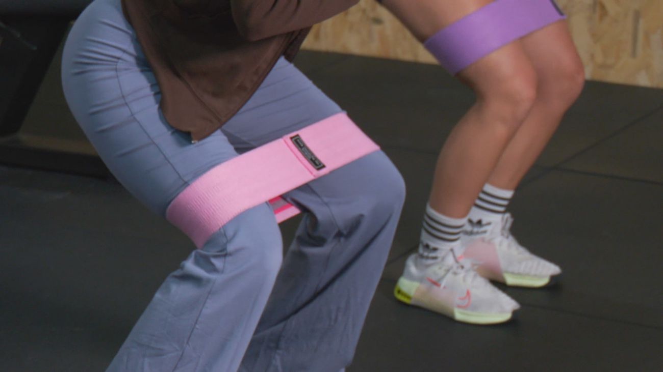Entrena glúteos desde casa con esta rutina con cinta elástica