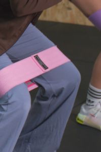 Entrena glúteos desde casa con esta rutina con cinta elástica