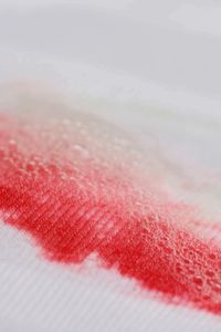 Di adiós a las manchas más difíciles con este remedio casero y sostenible