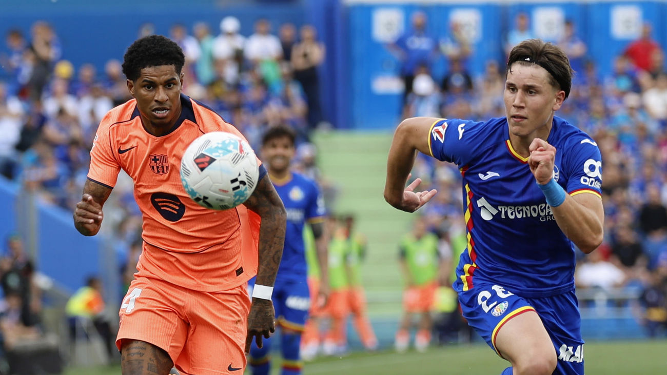 Davinchi, del Getafe, corre ante Rashford