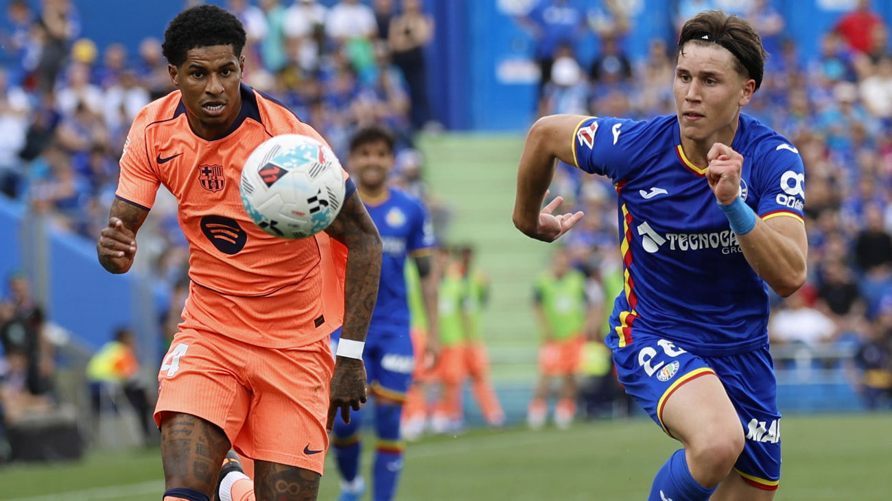 Davinchi, del Getafe, corre ante Rashford