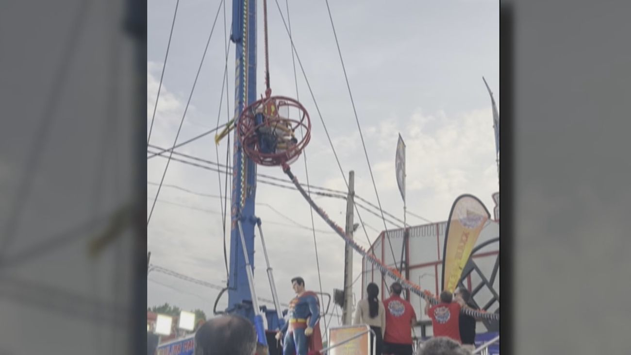 Cuatro heridos leves tras soltarse el cable de una atracción en la Feria de Sevilla