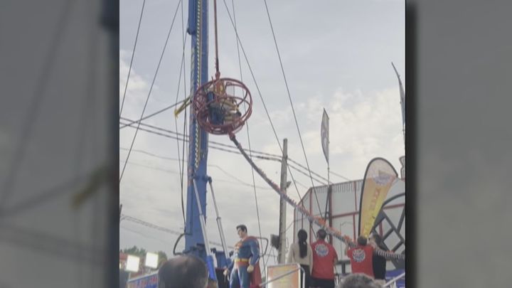 Cuatro heridos leves tras soltarse el cable de una atracción en la Feria de Sevilla