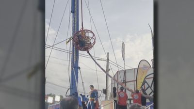 Cuatro heridos leves tras soltarse el cable de una atracción en la Feria de Sevilla