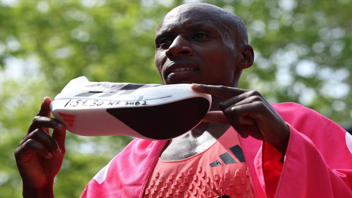 El keniano Sabastian Sawe bate el récord mundial de maratón con 1h59:30