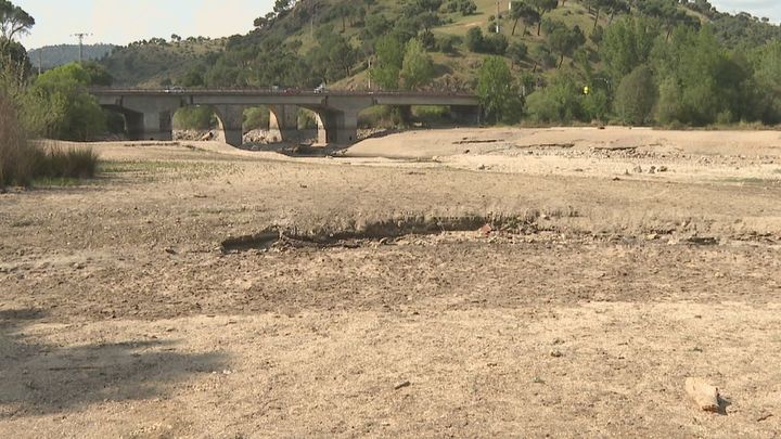 El río Alberche, casi sin agua por unas obras de la Confederación Hidrográfica del Tajo