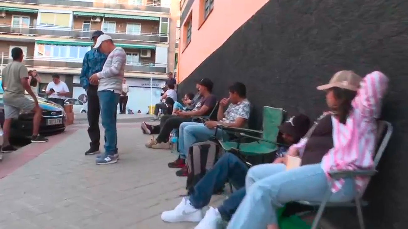 Cientos de inmigrantes hacen cola el fin de semana  para obtener certificados para su regularización