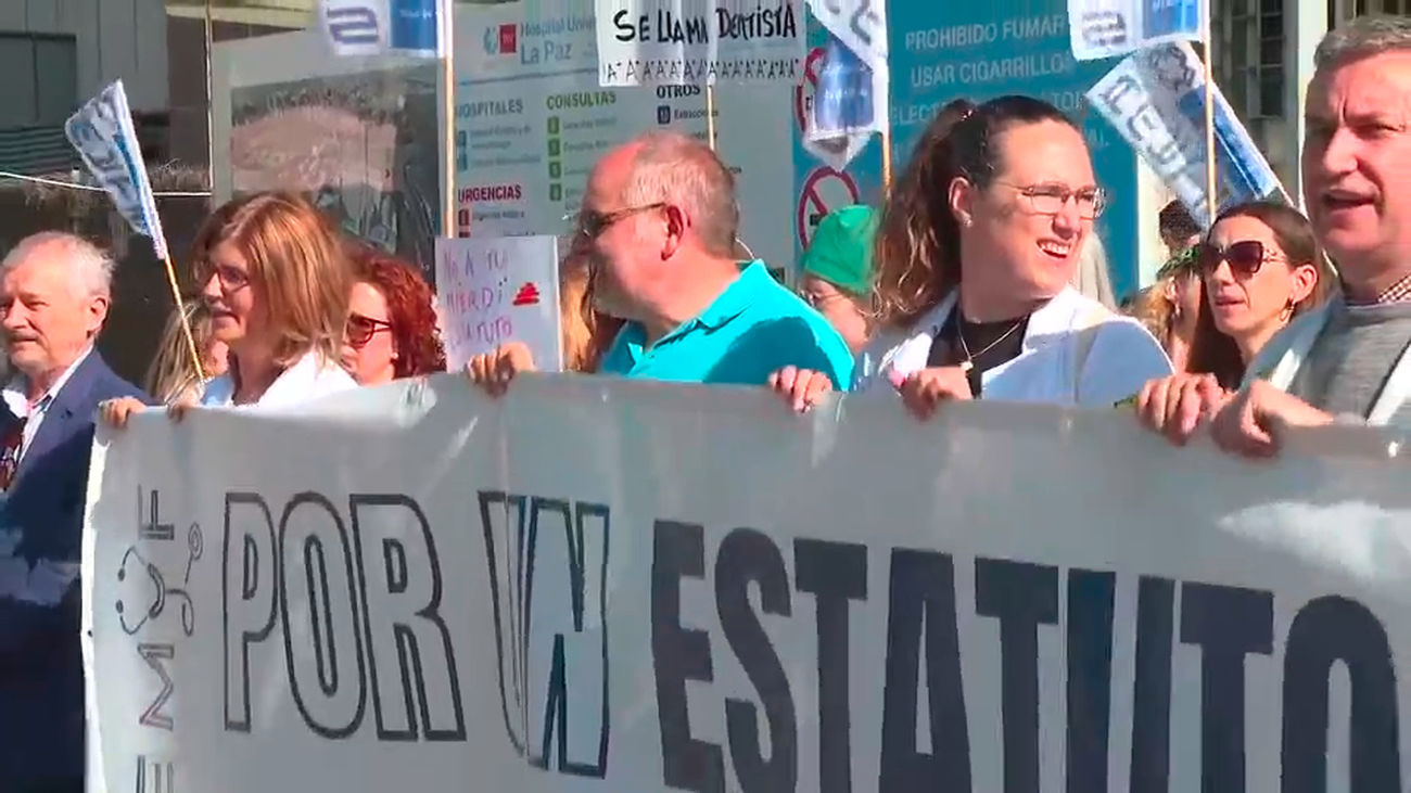 Los sindicatos médicos reclaman la dimisión de  Mónica García y la acusan de no querer negociar