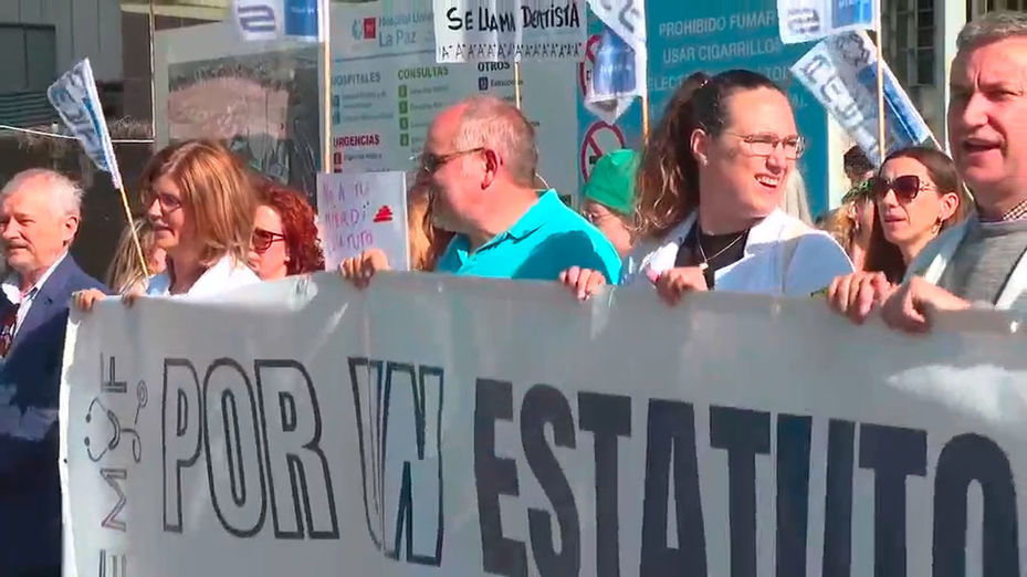 Los sindicatos médicos reclaman la dimisión de  Mónica García y la acusan de no querer negociar