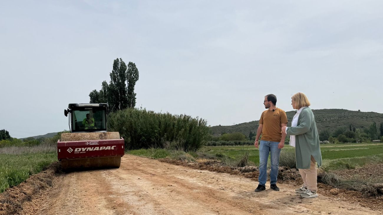 Trabajos de reparación de un camino rural en Morata de Tajuña