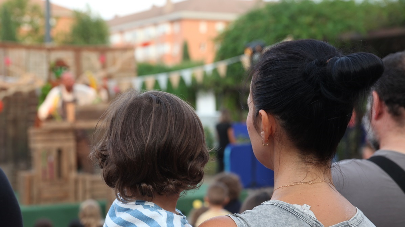 Una mujer sostiene entre sus brazos  a un niño