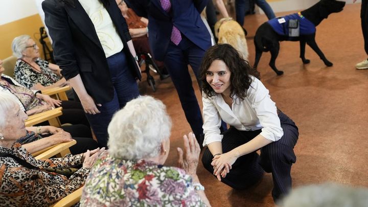 Ayuso lanza su plan de residencias y centros de día: 8.000 nuevas plazas, 300 viviendas integradas y más tecnología