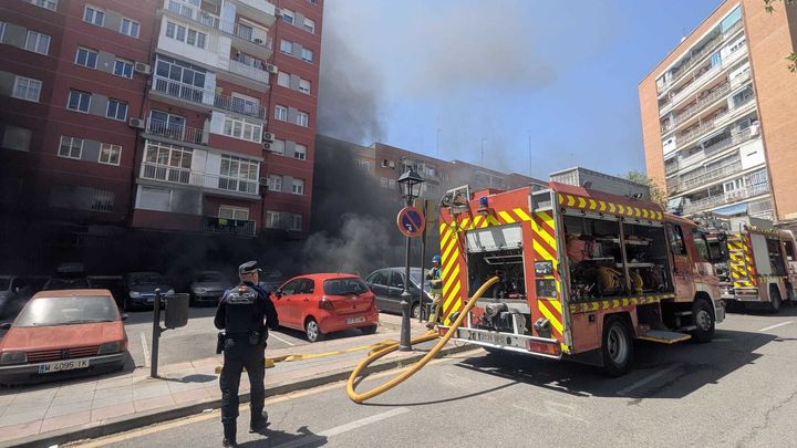 Laboriosa extinción de un incendio en un garaje comunitario de Alcorcón