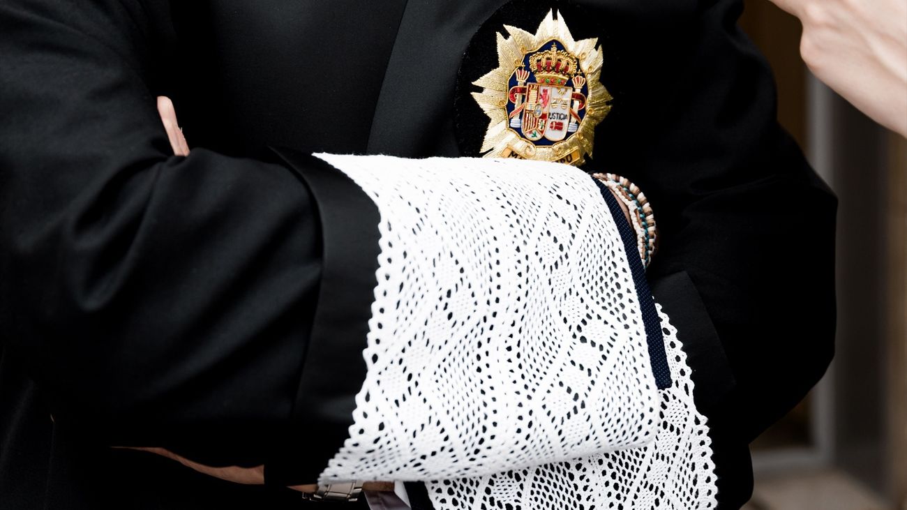 Un juez con la toga negra reglamentaria