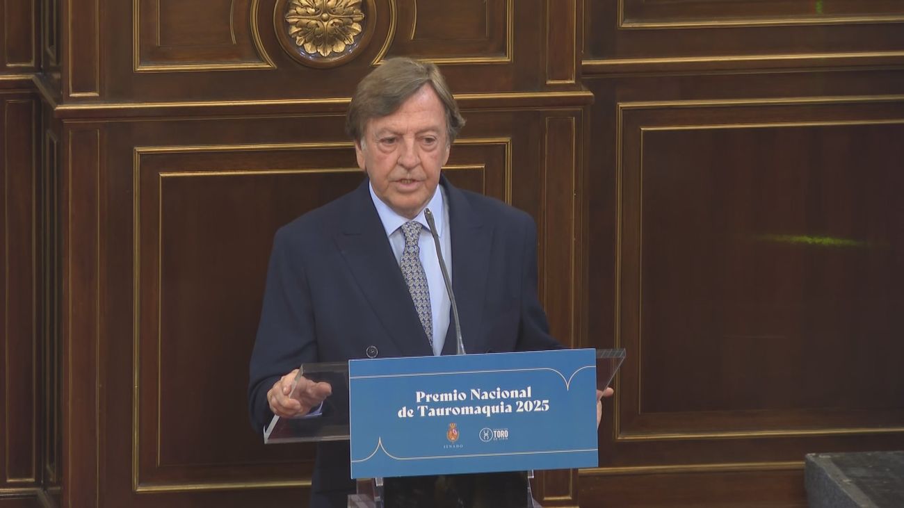 Curro Vázquez recibe en el Senado el Premio Nacional de Tauromaquia
